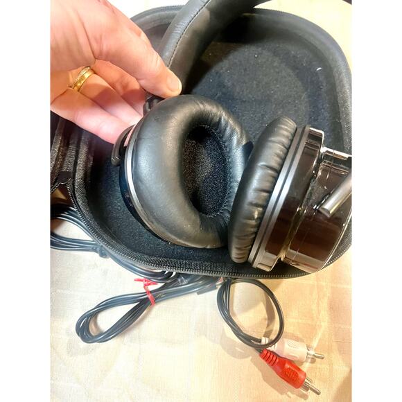 Corwin E7 ACTIVE NOISE CANCELLING BLUETOOTH OVER-EAR HEADPHONES NEW IN CASE - Picture 2 of 3